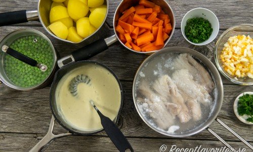 Kokt potatis, morötter och ev. gröna ärtor; vit sås Bechamelsås; kokt Alaska Pollock samt hackad persilja och ägg till såsen. 
