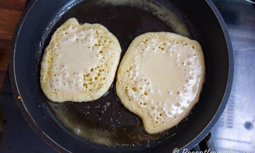 Pannkakorna steks i smör, margarin, flytande margarin eller olja någon minut tills de börjar bubbla och då vänder man dem. 
