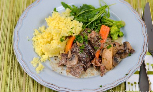 Gott till andbrösten är pressad potatis, kokta grönsaker samt grönsallad. Gelé, lingon och inlagd gurka passar till också. 