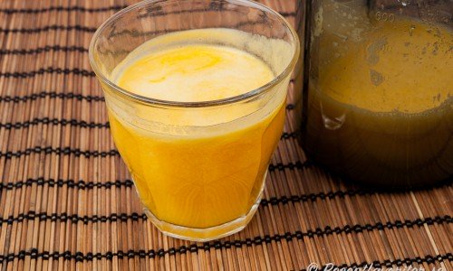 Hemgjord apelsinjuice i glas. 