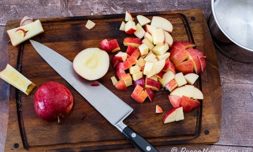 Skölj och dela äpplen. Skär bort kärnhuset. Tärna äpplena. Skalet kan vara kvar.  
