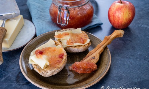 Äppelmarmelad är en lättgjord och god marmelad med äpple och syltsocker. 