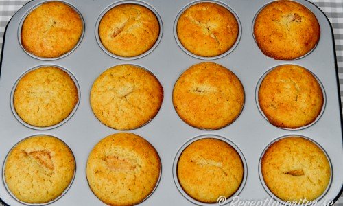 Äppelmuffins bakade i muffinspanna. 