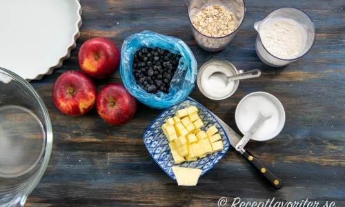 Till pajen behöver du äpplen, blåbär, smör, socker, salt, havregryn och vetemjöl. 