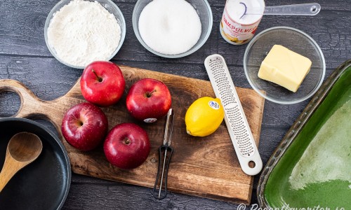 Ingredienser till pajen - äpplen, vetemjöl, citron, bakpulver, socker och smör. 