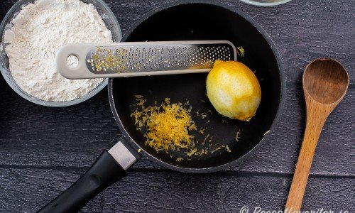 Riv skalet från citronen fint och lägg i en kastrull. 