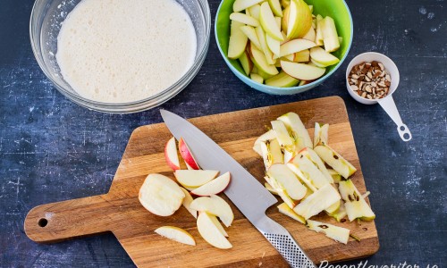 Skölj och dela äpplen i fyra delar. Skär bort kärnhus samt fula delar. Skär i små klyftor/bitar. 