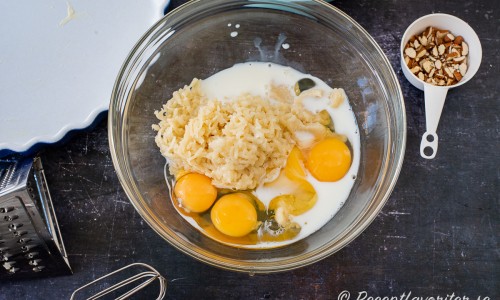 Tillsätt ägg och mjölk och vispa ihop till en klumpfri smet. 
