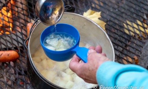 Laga en varm äppelsoppa på utflykten 