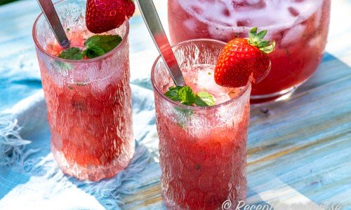 Fruktig läskande Aqua fresca med vattenmelon och jordgubbar smaksatt med lime och socker. 