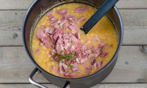 Köttet kan serveras i soppan och värmas upp eller serveras vid sidan så kan var och en lägga i så mycket soppkött man önskar. 