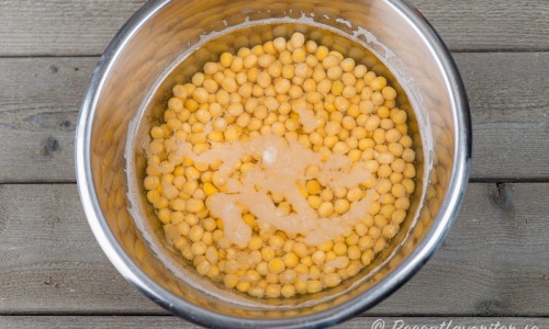 Gula ärtor läggs i blöt kvällen innan. 