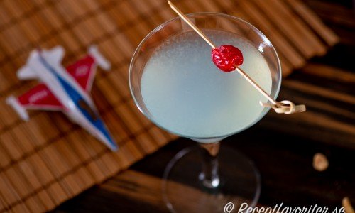 Aviation cocktail med cocktail-körsbär. 