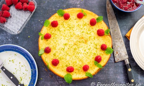 Ett förslag på hur du kan garnera cheesecaken med färska hallon, citronmeliss och rivet limeskal. 