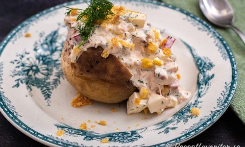 Bakad potatis med krämig varmrökt laxröra toppad med parmesancrunch. 
