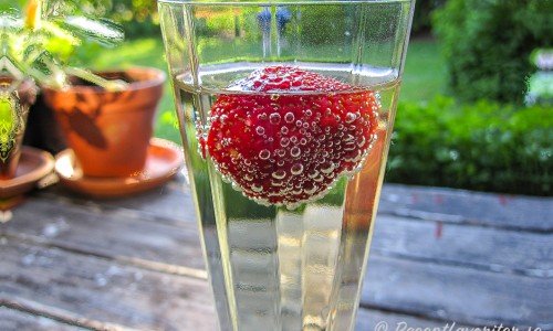 Bål med champagne, bröllopsbål eller festbål i flöjtglas med jordgubbe