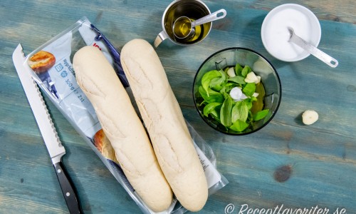 Du kan använda bake-off baguette, baka egen baguette eller köpa färdig baguette eller annat ljust bröd. 