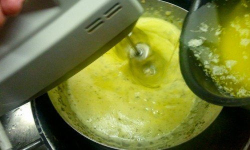 Vispa äggulor med löken och tillsätt samt vispa i smält smör lite i taget. 