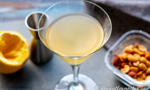 Between the Sheets cocktail i Martiniglas med rostade nötter till. 