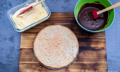 Dags att lägga ihop biskvitårtan av mandelbotten, smörkräm och choklad. 