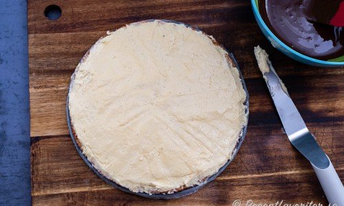 Bred ut till ett jämnt och slätt lager med en spatel eller slickepott.