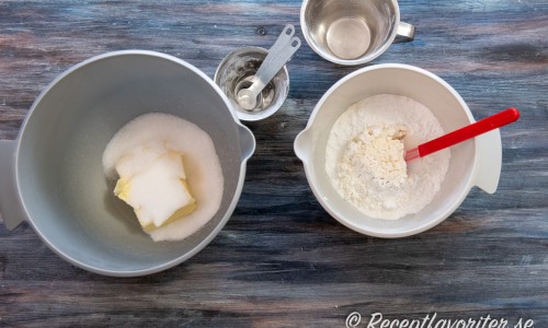 Mät upp smör och socker i en bunke. Mätt upp potatismjöl, vaniljsocker och bakpulver samt blanda ihop i en andra bunke. 