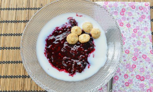 Björnbärskräm med gräddmjölk och mini-mandelbiskvier. 