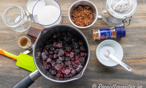 Ingredienser till marmeladen: frysta björnbär, syltsocker, mörkt muscovadosocker, vaniljpulver, mörk choklad och chiliflakes. 