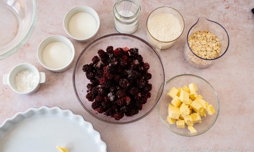 Till pajen behöver du smör eller margarin, havregryn, vetemjöl, frysta eller färska björnbär, salt, socker och potatismjöl (om du använder frysta bär). 