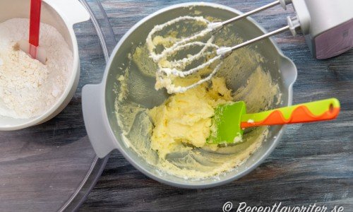 Vispa smöret med socker fluffigt ca 3 minuter. 