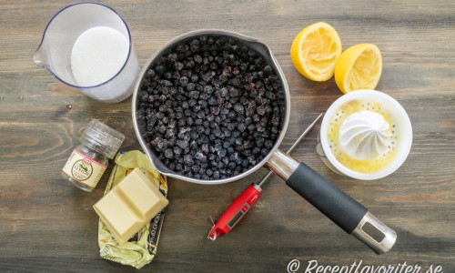 Ingredienser till marmeladen: socker, vanilj, vit choklad, frysta blåbär och färskpressad citron. 