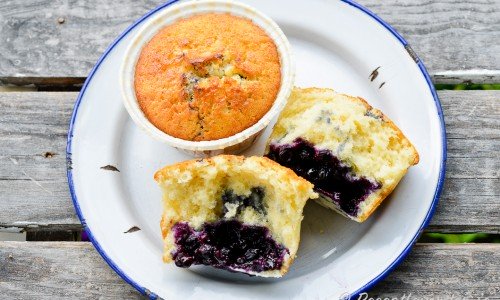 Lägg blåbär i smeten när du bakar så får du blåbärsmuffins - du kan blanda i valfria bär, mosad banan, tärnad frukt eller krossad choklad - använd fantasin. 