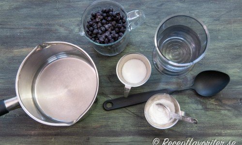 För att laga blåbärssoppan behöver du färska eller frysta blåbär, socker, vatten och potatismjöl. 