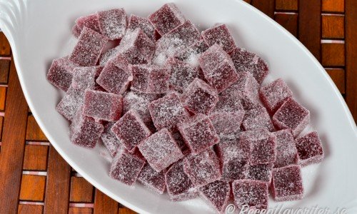 Blodtärningar - röda marmeladtärningar - en slags marmeladkonfekt eller marmeladgodis med gelatin och saft