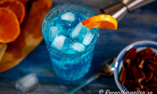 Isbjörn eller Blue Lagoon drink med is