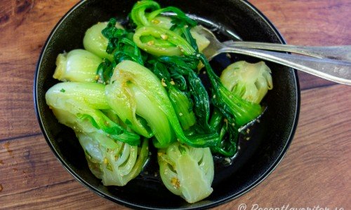 Bok choy namul - en koreansk grönsaksrätt med blancherad bok choy i sojamarinad. 