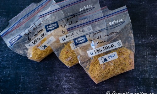 Vegetarisk pasta Bolognese packad portionsvis redo att ta med ut på vandring och tur. 