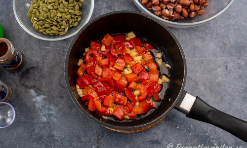 Fräs paprika och vitlök i olivolja i en kastrull i 5 minuter. 