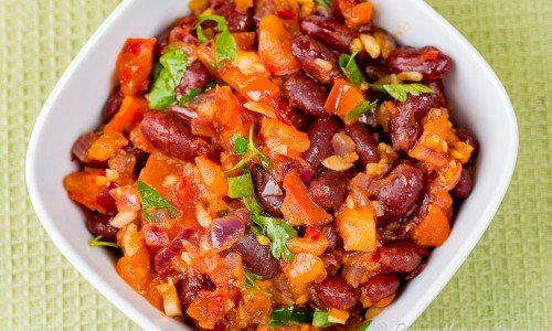 Bönsalsa eller marinerade kokta bönor i skål