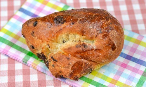 Chokladbrioche bakad som ett litet bröd eller fralla