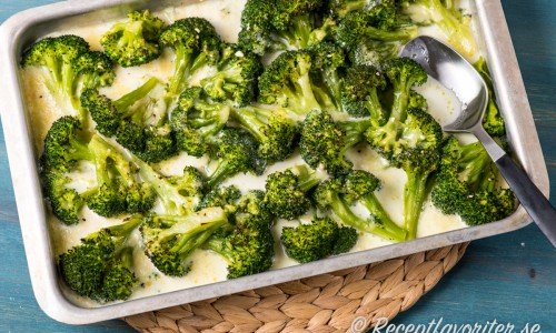 Broccolibuketter som förkokas och får smak och färg i ugnen med ost och grädde. 