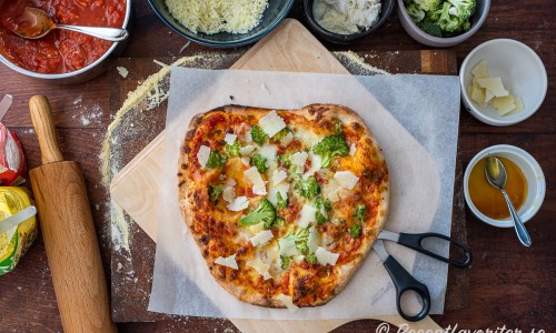 Efter broccolipizzan gräddats toppar du med några tsk brynt smör och hyvlad pecorino. 