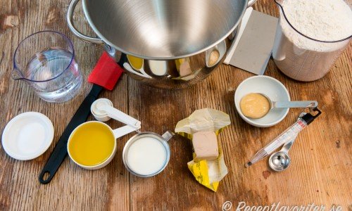 Ingredienser till ett bröd med jäst. Vatten, salt, honung, naturell yoghurt eller filmjölk, färsk jäst, honung och vetemjöl special. Degbunke, degskrapa, slickepott, mått och termometer är också bra att ha. 