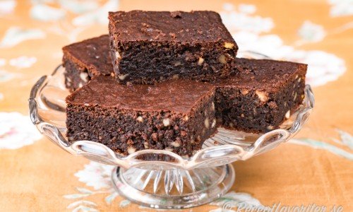 Brownies med honung på fat