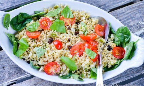 Kokt bulgur är gott att blanda till en sallad och tillbehör med valnötter, russin, spenat och tomater. 