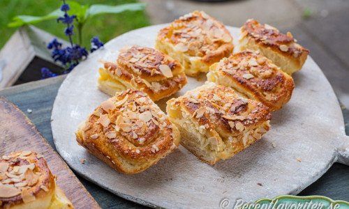 Butterkaka är en slags vetebulle som gräddas tätt ihop. Här med fyllning av vaniljkräm och vaniljsmör. 