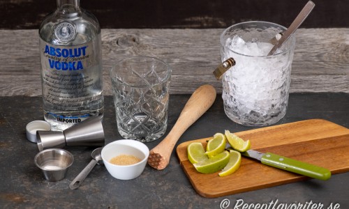 Till drinken behöver du vodka, strösocker, rårörsocker, lime, muddler, drinkglas och krossad is. 