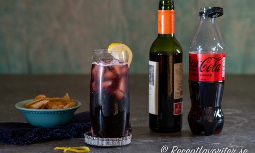 Calimocho blandas helt enkelt av lika delar rött vin samt Coca-Cola som serveras över is i ett högt glas. 