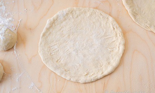 Se gärna till att få en lite tjockare kant deg runt pizzan. 