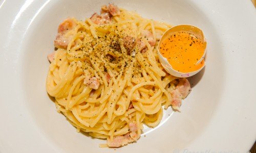 Pasta eller spagetti Carbonara med fläsk, grädde, äggula och toppad med nymalen svartpeppar. Sotarhustruns pasta. 